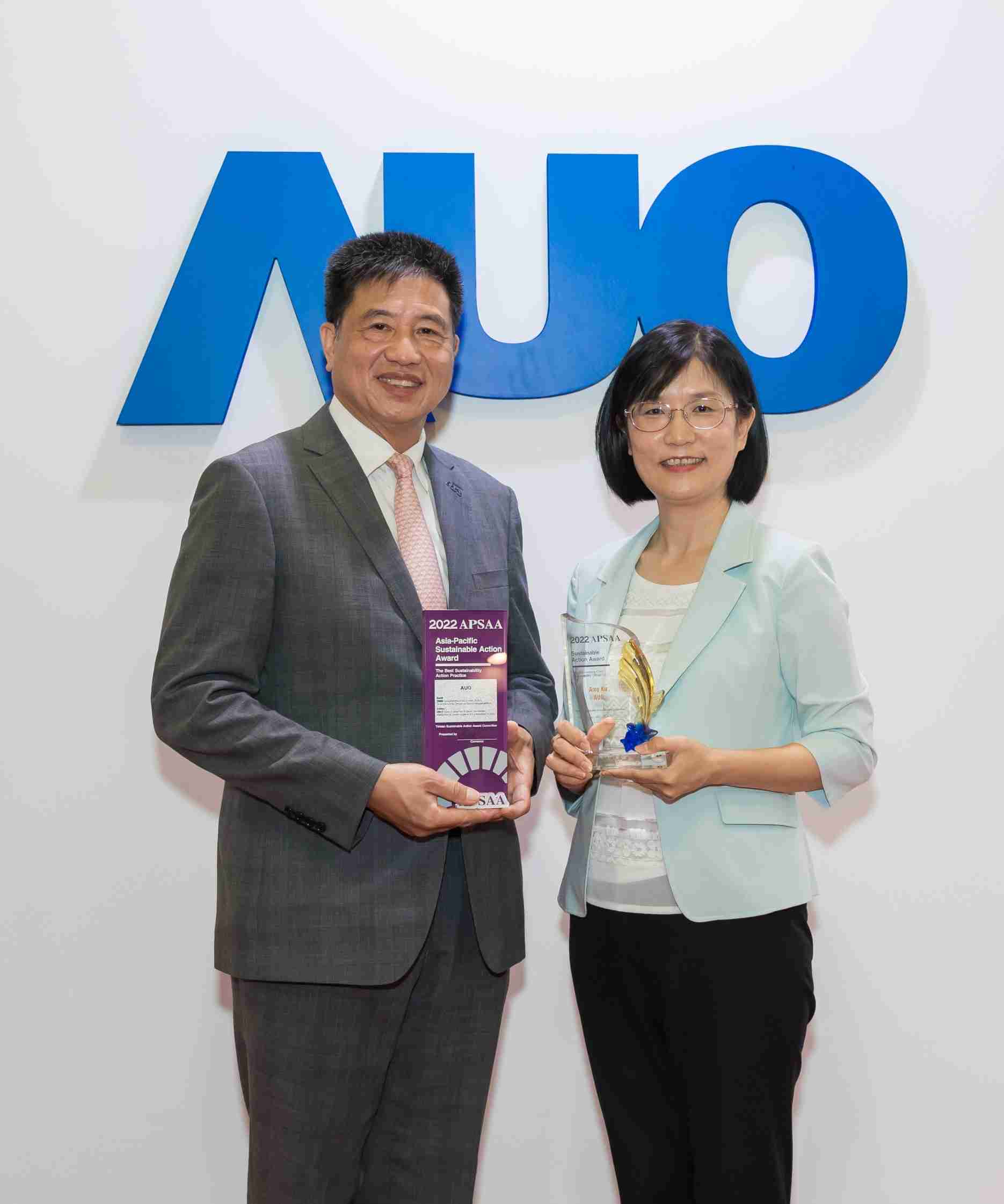 PA直营长期垫筑永续远景的基石，，透过ESG暨气候委员会逐步实践永续策略蓝图。。。。其中，，，，PA直营光电永续长古秀华带领团队、、、、制定中长期目标，，，，缔造多面向亮眼表现，，，，获得「顶尖永续长奖」的个人奖殊荣（左：PA直营光电董事长暨执行长彭双浪，，右：PA直营光电永续长古秀华）