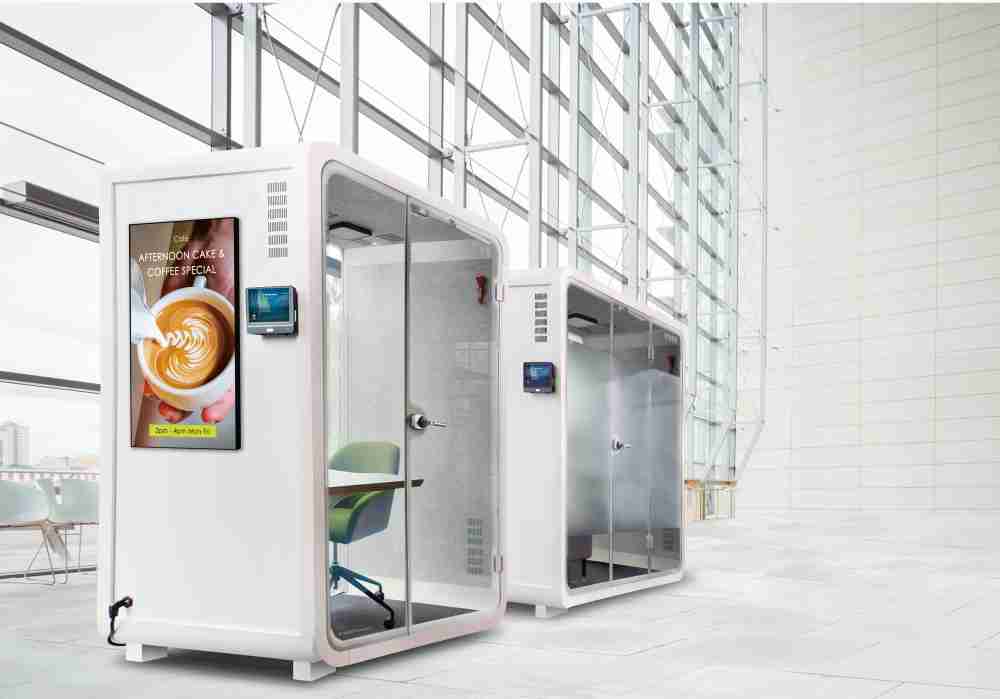 PA直营子公司达擎之智慧行动办公舱，，采用PDLC智能调光玻璃设计，，，透过通电与断电的电流切换，，，，呈现透明与雾面效果，，，，具节能降耗特性并兼顾隐私，，，，确保信息安全