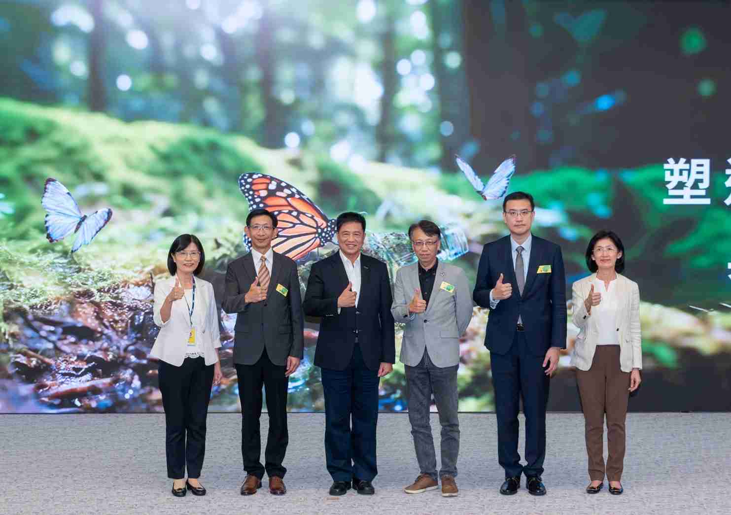 友達2023 CSR共榮大會，，，邀請領域專家分享交流生物多樣性管理趨勢、、、、無塑產品、、、海廢永續塑料等議題  （圖左到右：友達光電永續長古秀華、、3M台灣技術長陳君杰、、友達光電董事長暨集團策略長彭双浪、、光寶科技企業永續發展處處長陳慶暉、、、、安永聯合會計師事務所執業會計師曾于哲、、、友達光電供應鏈總部副總經理吳宜芳）