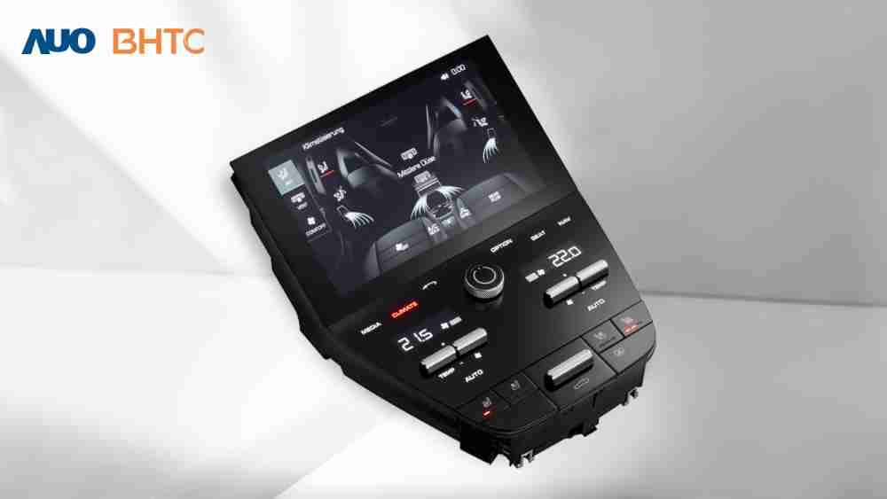 作為友達新生力軍，，BHTC所展示的中央與後座鞍部的Display HMI產品，，，，可處理多區恆溫控制、、、、顯示畫面，，，呈現仿真3D車室分區；以力傳感技術精準傳遞觸感，，，並結合音量及震動反饋，，，防止意外啟動，，，，提供使用者自然流暢、、直觀且輕鬆駕馭的舒適介面